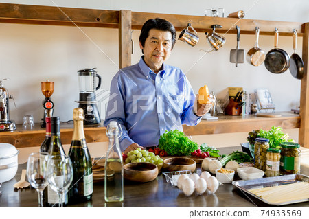 Nesting, home time, senior man cooking 74933569
