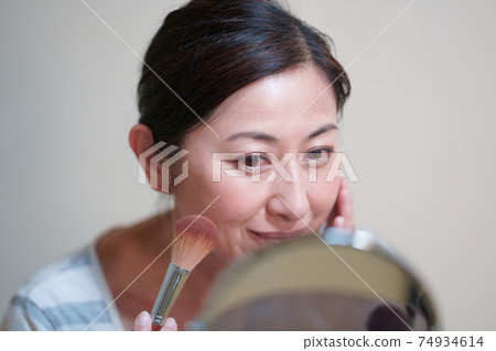 照鏡子,化妝的中年女人 照鏡子,化妝的中年女人 74934614