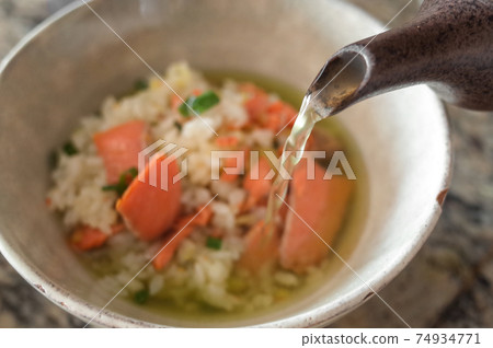 Pour brown rice tea into salmon chazuke 74934771
