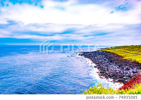 伊豆的七個島上的大島，東京，大島町本町的海天，天空和天空 74935085