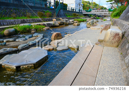 玉松栗溫泉，在松江市多摩湯河兩岸的洗腳池 74936216
