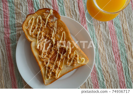 Toasted natto and orange juice 74936717