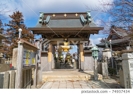 鼻子妙明山頂的本塔寺的大門（從大阪一側拍攝） 74937434