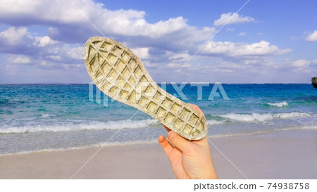 [海洋雜物]美麗的大海和橡膠鞋底 74938758