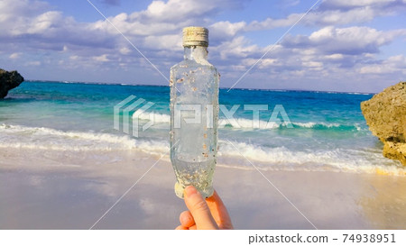 [海洋殘骸]美麗的大海和白色清酒玻璃瓶 74938951