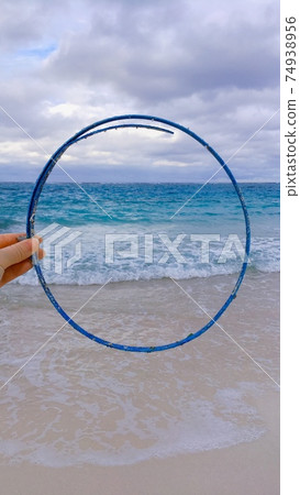 [Marine debris] Beautiful sea and elongated plastic materials 74938956