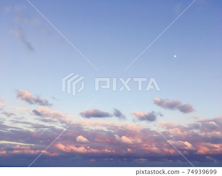 [Jugoya] Pink clouds and moon during the magic hour 74939699