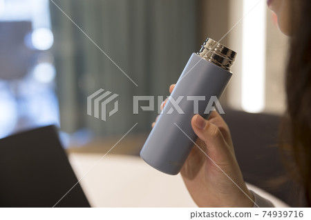 在辦公室使用迷你瓶的年輕女子 在辦公室使用迷你瓶的年輕女子 74939716
