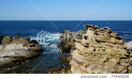 岩石間的波浪 岩石間的波浪 74940608