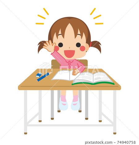 一個可愛的小學女孩，舉起她的手，在學校課堂上高高興興地說的插圖 74940758
