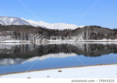 Lake Aoki and Shirouma Mountains waiting for spring 74943829