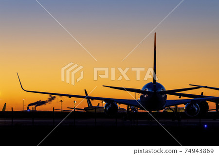 日出時的飛機 74943869