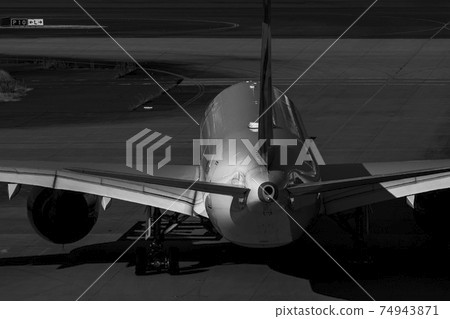 Departing aircraft 74943871