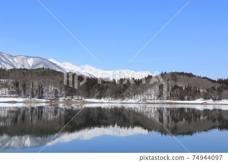 Lake Aoki and Shirouma Mountains waiting for spring 74944097