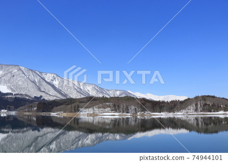 Lake Aoki and Shirouma Mountains waiting for spring 74944101