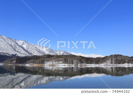 Lake Aoki and Shirouma Mountains waiting for spring 74944102