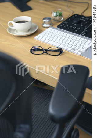 Creator's desk 74944995