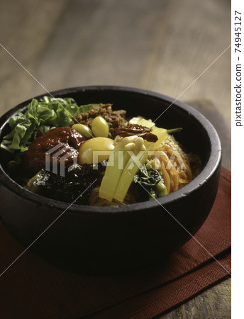 韓國傳統食品，石鍋拌飯 74945127