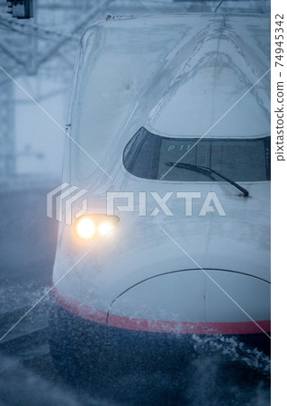 Joetsu Shinkansen Max running on time in the snow 74945342