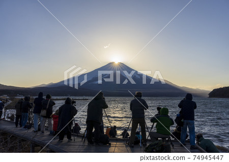 Photographers taking pictures of Diamond Fuji 74945447