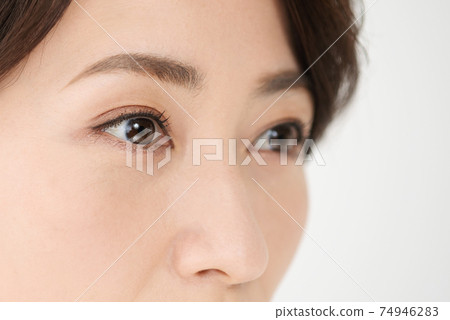 Female eye image 74946283