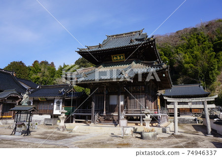 Nichiren sect temple "Myoenji" in Katsuyama, Maniwa City, Okayama Prefecture: Main Hall Nichiren sect temple "Myoenji" in Katsuyama, Maniwa City, Okayama Prefecture: Main Hall 74946337