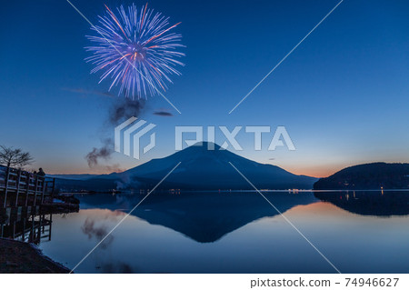 冬季富士山和煙花在山中湖倒影 74946627