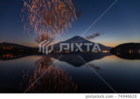 冬季富士山和煙花在山中湖倒影 冬季富士山和煙花在山中湖倒影 74946628