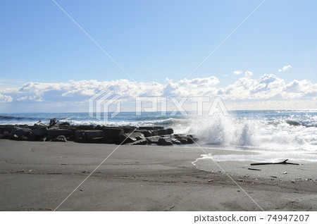 相模河的入口在大風天。海浪很美 相模河的入口在大風天。海浪很美 74947207