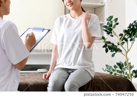 整脊諮詢中的女人形象 74947250