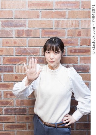 女人伸出手掌 74948071