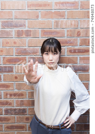 女人伸出手掌 74948073