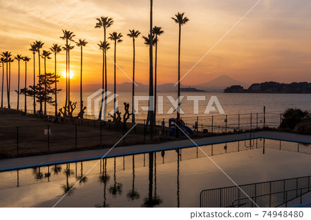 Sunset reflected in the pool from the vicinity of Zushi Marina and Mt. Fuji 74948480