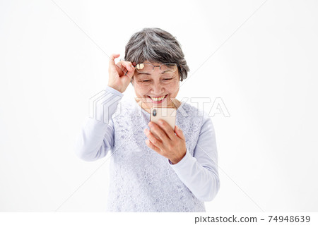 Senior women, smartphones, smartphones, mobile phones, reading glasses Senior women, smartphones, smartphones, mobile phones, reading glasses 74948639