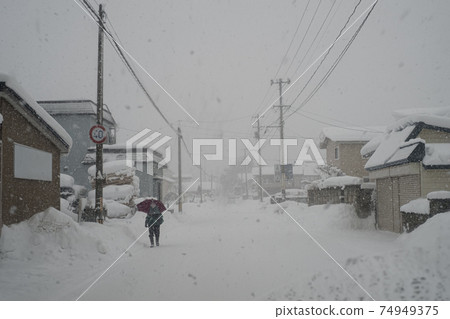 白雪皚皚的小鎮的日常風景 白雪皚皚的小鎮的日常風景 74949375