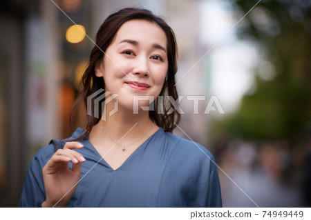 在黃昏時站在城市的女人的畫像 在黃昏時站在城市的女人的畫像 74949449