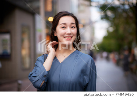 在黃昏時站在城市的女人的畫像 在黃昏時站在城市的女人的畫像 74949450