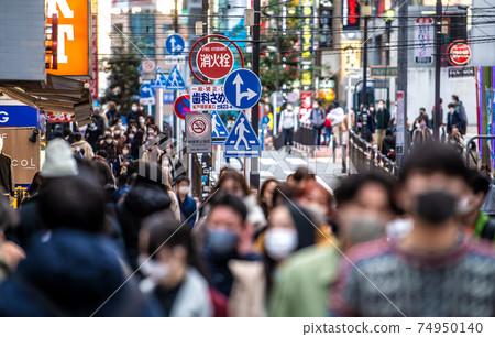 日本的橫濱城市景觀在緊急狀態下。蒙面的街道...擁擠的街道= 2021年2月18日，橫濱站前 74950140