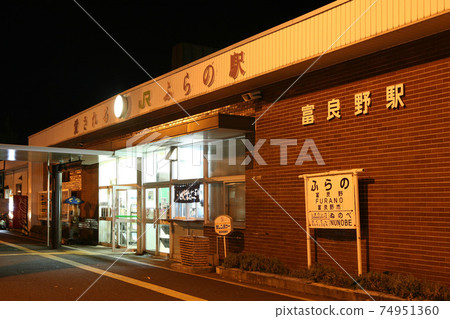 富良野站夜景JR富良野站富良野根室本線 富良野站夜景JR富良野站富良野根室本線 74951360