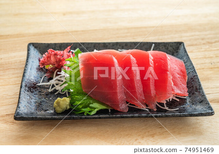 Tuna sashimi 74951469