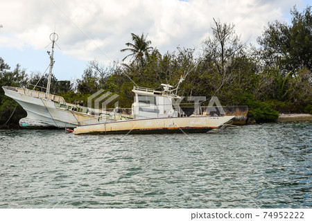 Sunken ship Sunken ship 74952222