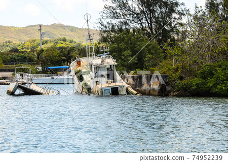 Sunken ship 74952239