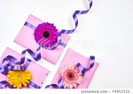 Spring giftbox with daisy flowers Spring giftbox with daisy flowers 74952532