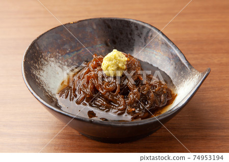 Raw mozuku wasabi mentsuyu 74953194
