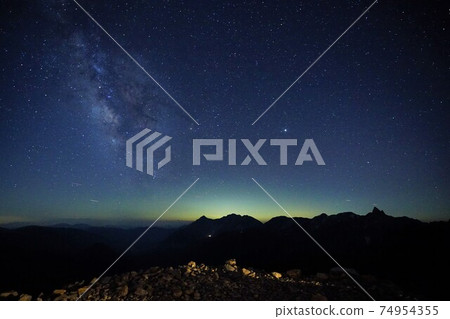 Yarigatake and the Milky Way from the tent area of Daitenso Yarigatake and the Milky Way from the tent area of Daitenso 74954355