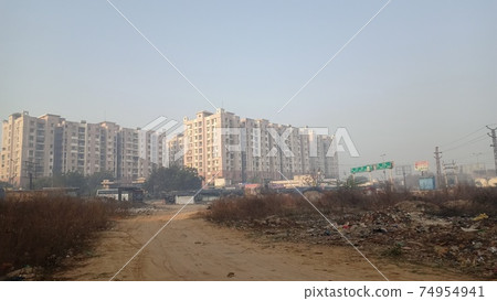 象徵差異社會的發展中國家景觀，高層公寓和荒原 74954941