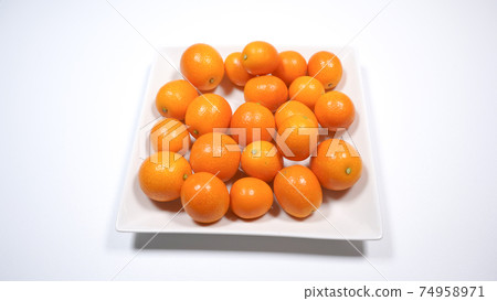 在白色背景上的新鮮金橘 在白色背景上的新鮮金橘 74958971