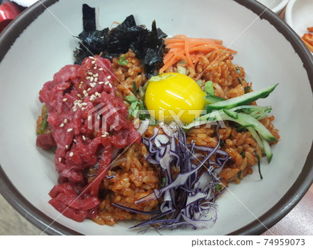 美味的韓國牛肉炒石鍋拌飯 74959073
