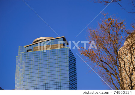 東京新宿區西新宿的摩天大樓的城市景觀 東京新宿區西新宿的摩天大樓的城市景觀 74960134