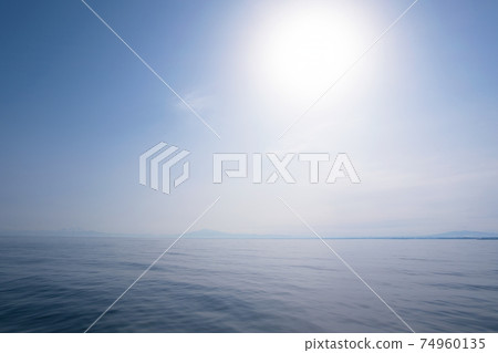陽光和燦爛的大海,遠處的知床半島 陽光和燦爛的大海,遠處的知床半島 74960135